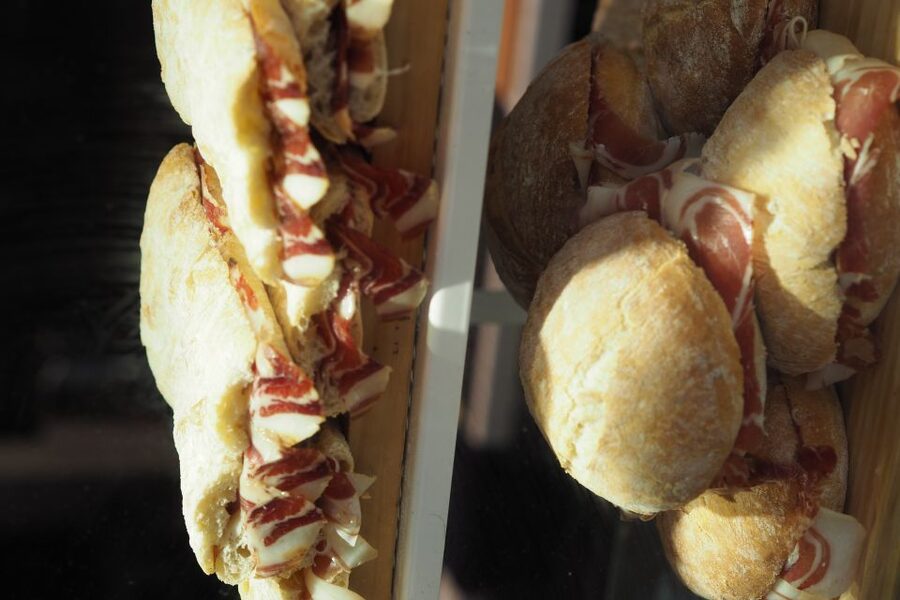 Valencia: Morning Food Tour with Central Market Visit - Old stores and the first local tastes