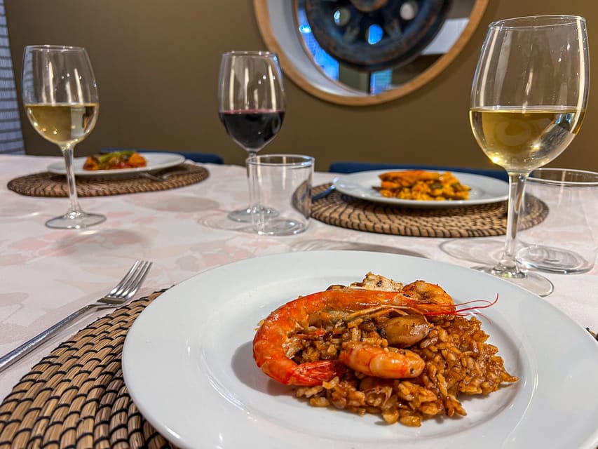 Valencia: Paella Cooking Class with Central Market Tour - Tapas, wine, and the social side
