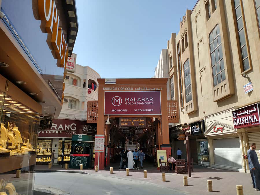 walking tour in old dubai, souks, abra boat, old town - What the guides add