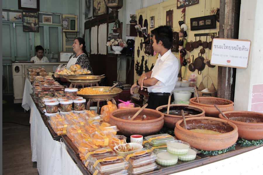 Weekend Amphawa Floating Market & Train Market Private Tour - Is $140 a fair price?