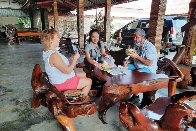 Wheelchair & Luxury Tour to Floating & Railway Markets - Guide service and the human side of the day