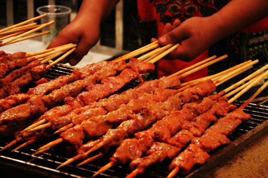 Xi'an Muslim Quarter Night Market Foodie Walking Tour - Meeting at the Bell Tower and reaching the quarter